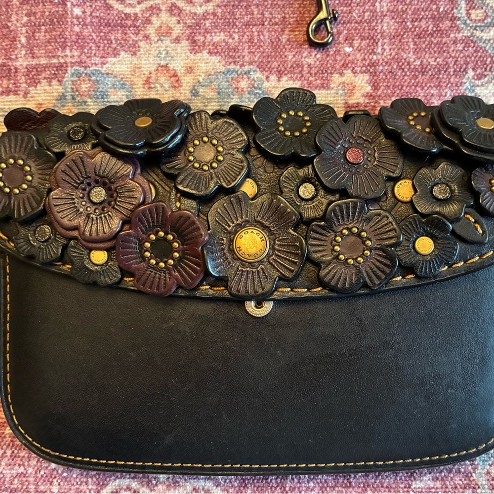 Stunning Coach Tea Rose Appliqué Leather Clutch/Crossbody (with Gunmetal Strap)